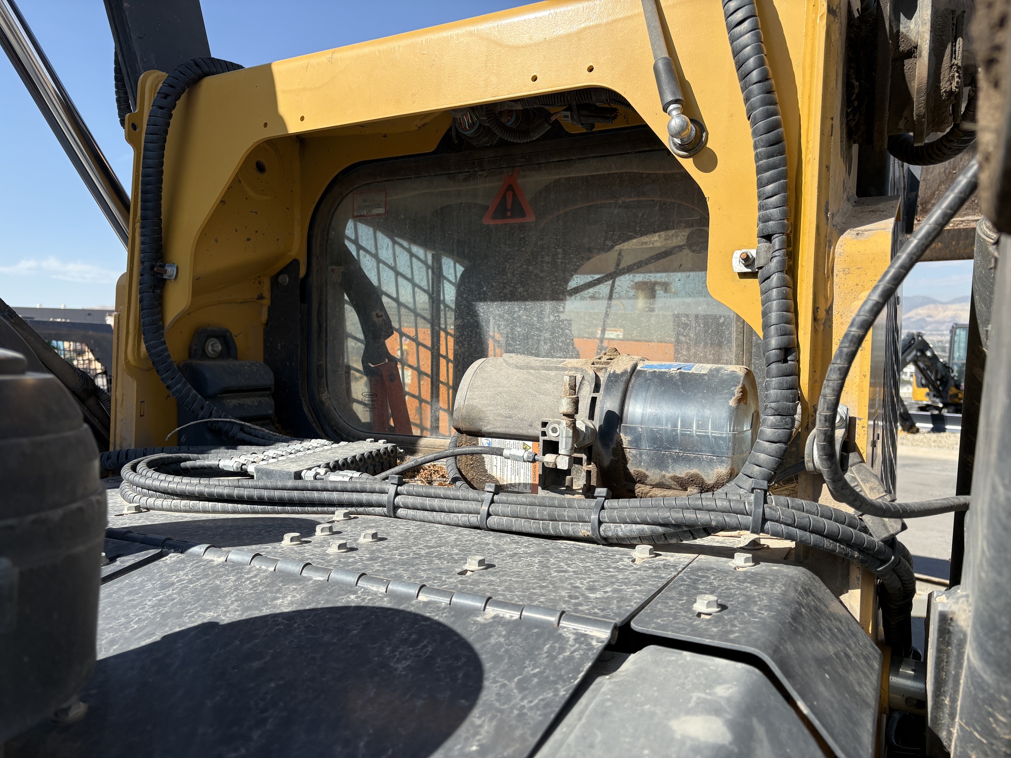 2019 John Deere 333G Image 18