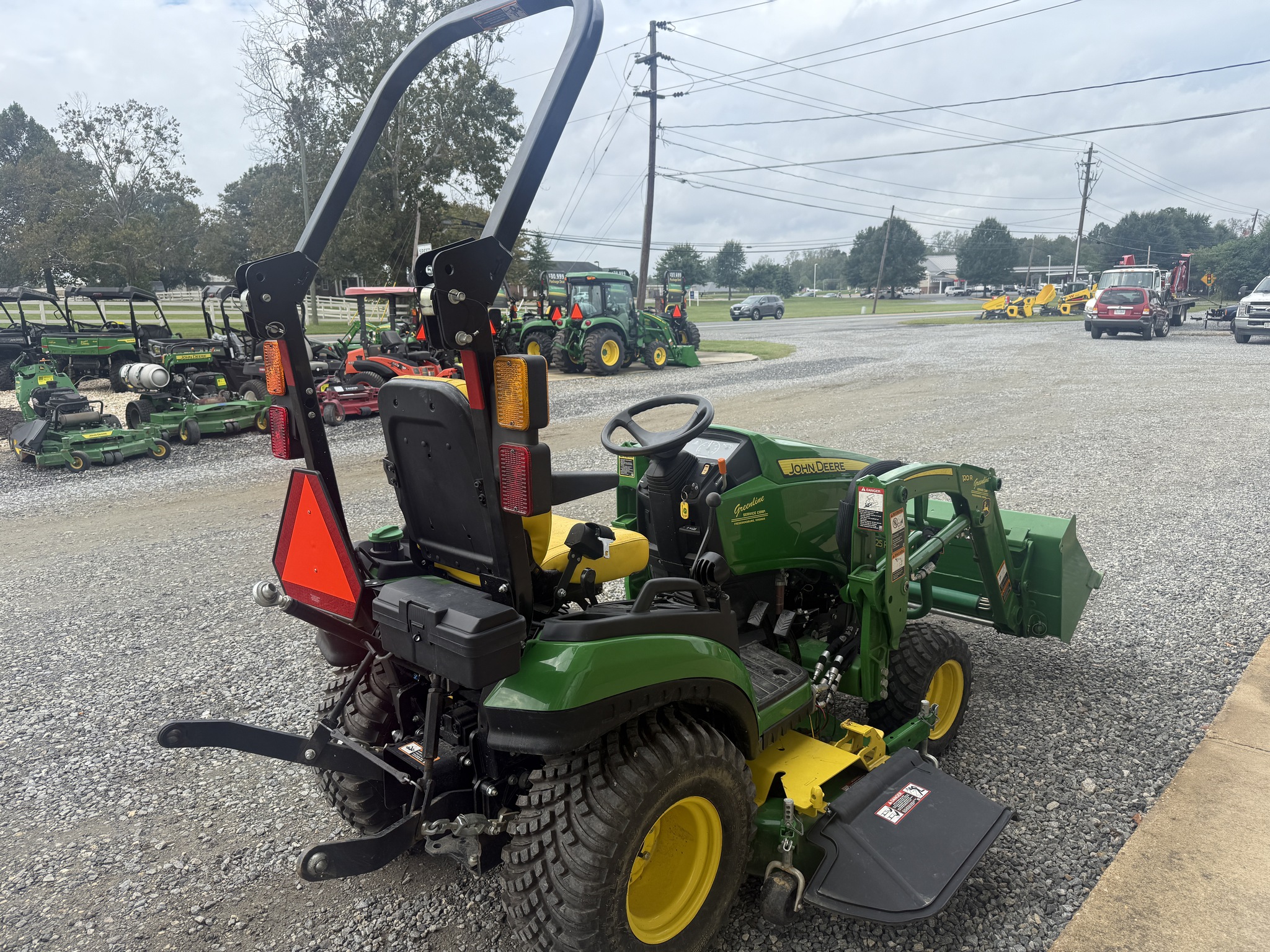 2023 John Deere 1025R Image 6
