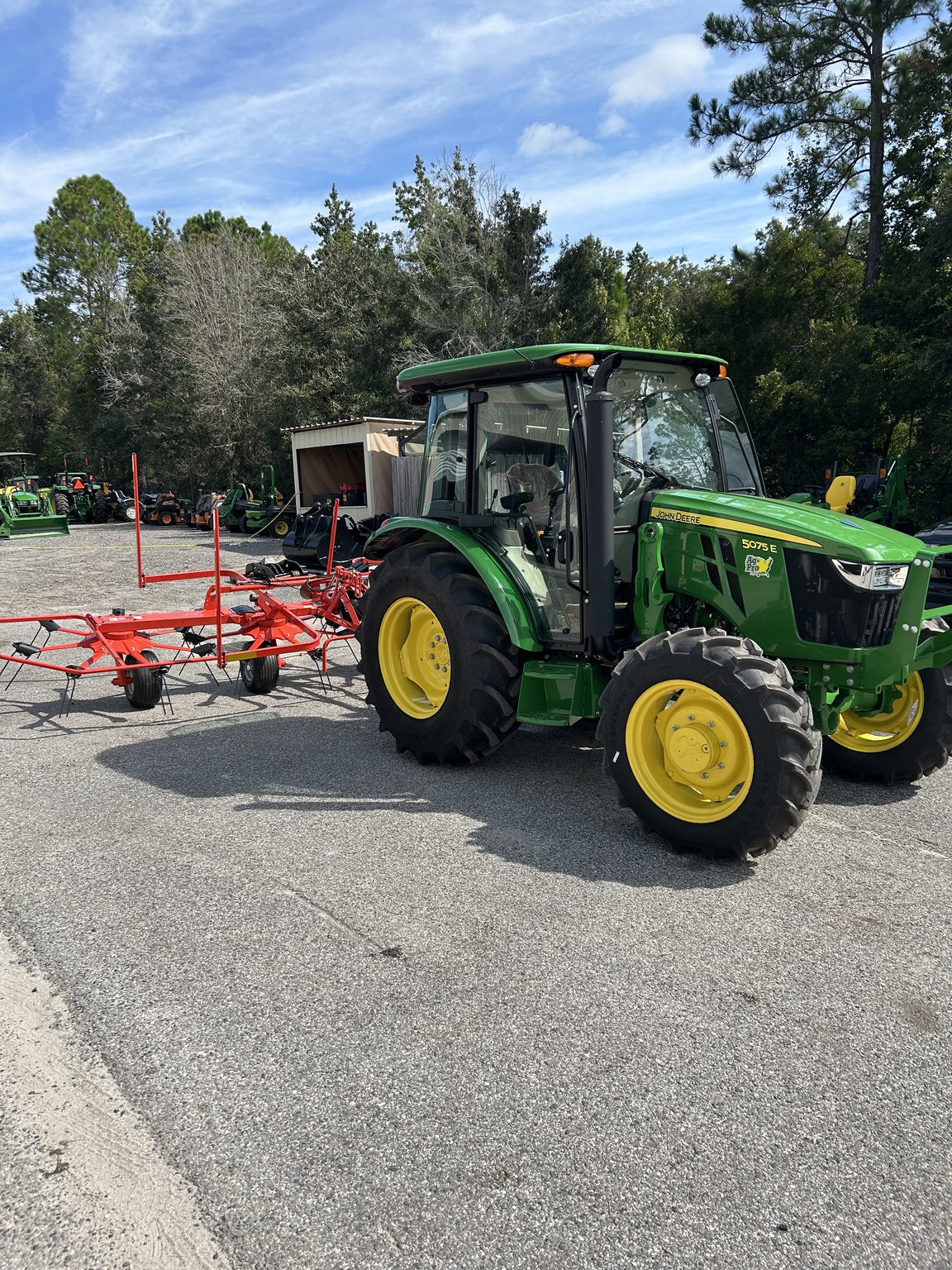 2025 John Deere 5075E Image 1