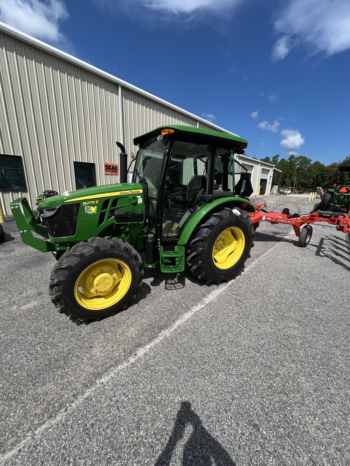 2025 John Deere 5075E Image 2