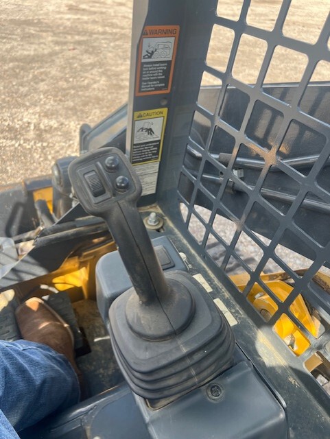 2022 John Deere 317G Image 12