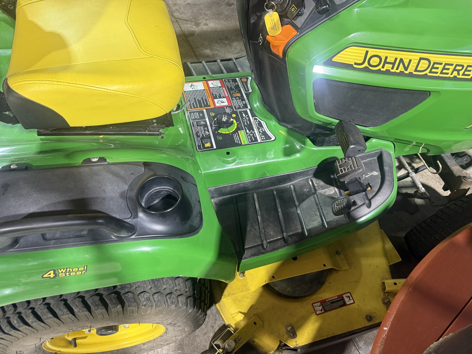 2014 John Deere X734 Image 5