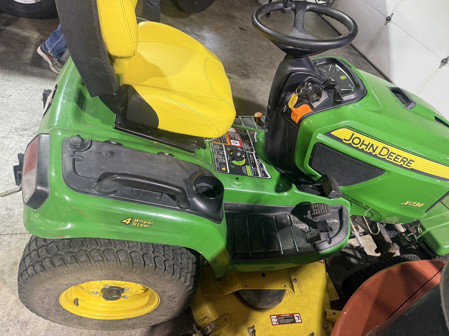 2014 John Deere X734 Image 7
