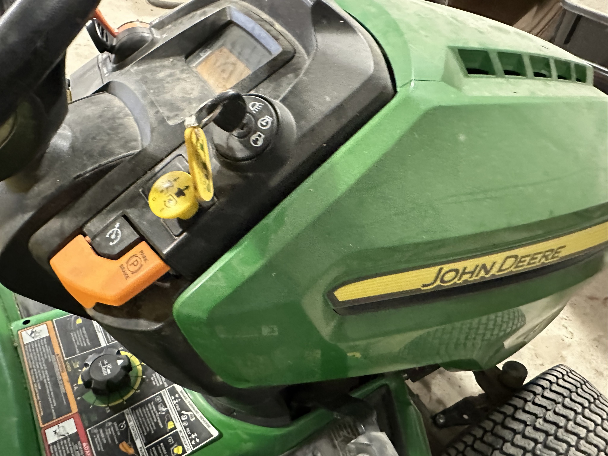 2021 John Deere X584 Image 6