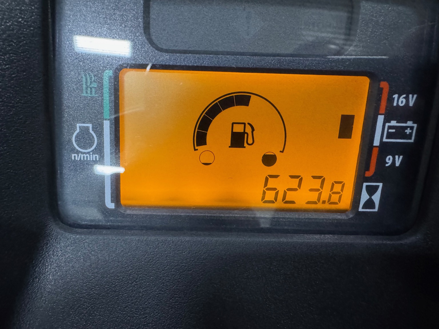 2021 John Deere X584 Image 11