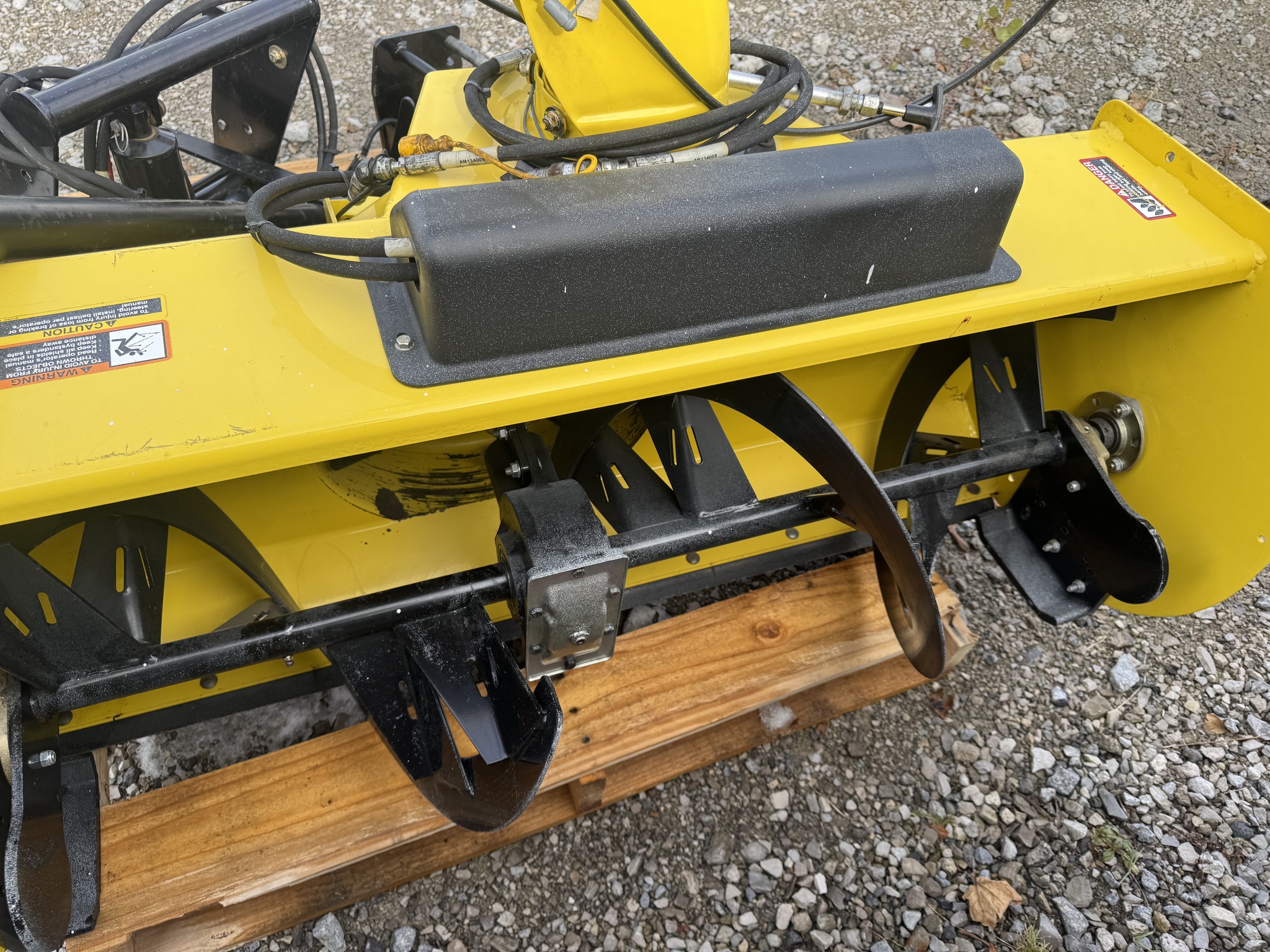 2014 John Deere 47 snowblower Image 1