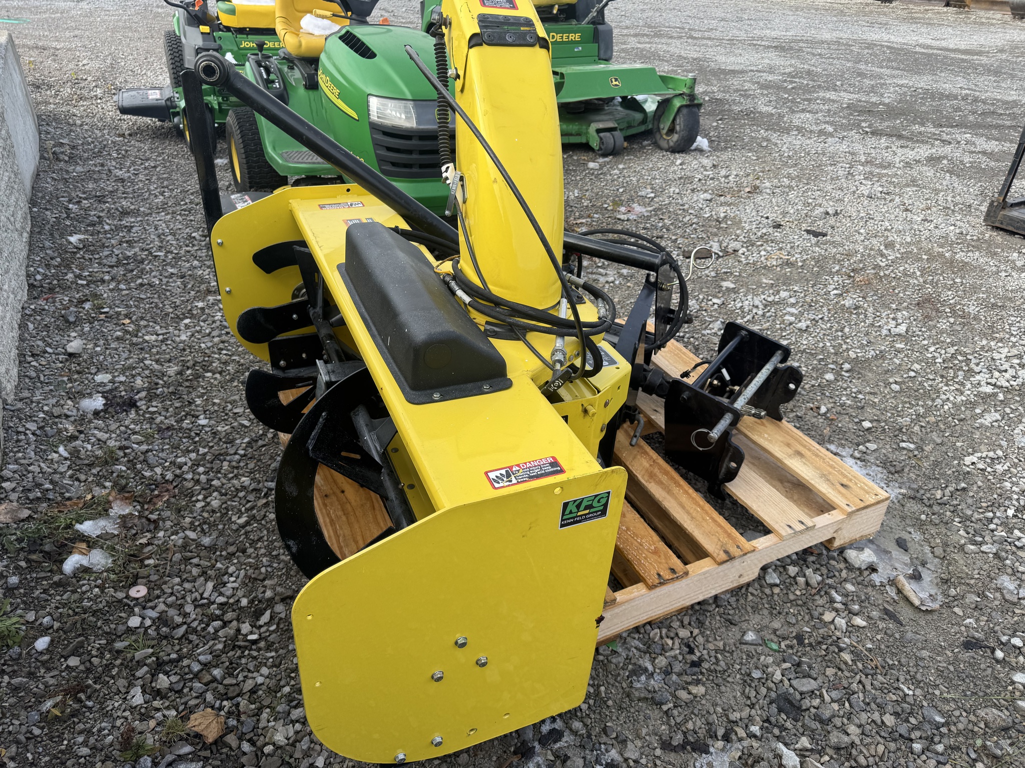 2014 John Deere 47 snowblower Image 2
