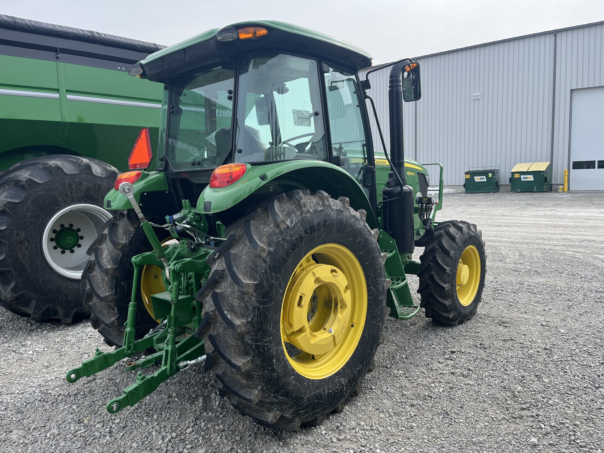 2023 John Deere 6105E Image 5