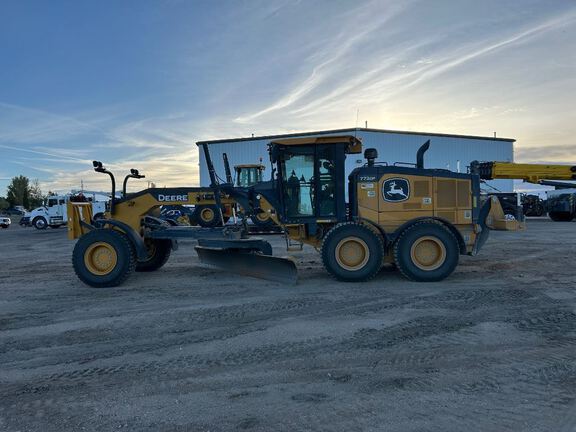 2023 John Deere 772G