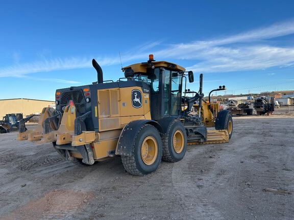 2023 John Deere 772G