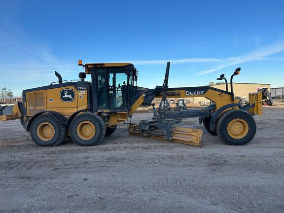 2023 John Deere 772G