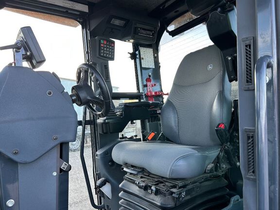 2023 John Deere 772G