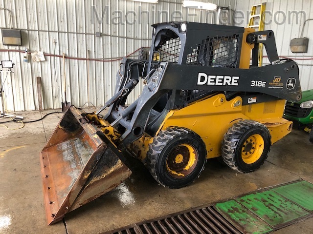 2015 John Deere 318E Image 1