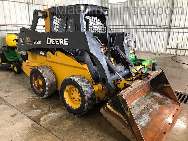 2015 John Deere 318E Image 2