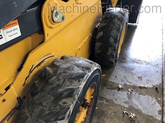 2015 John Deere 318E Image 5