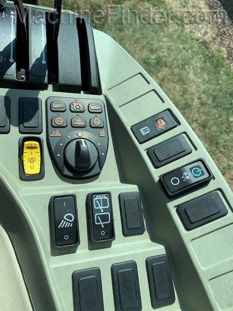 2020 John Deere 4066R Image 9