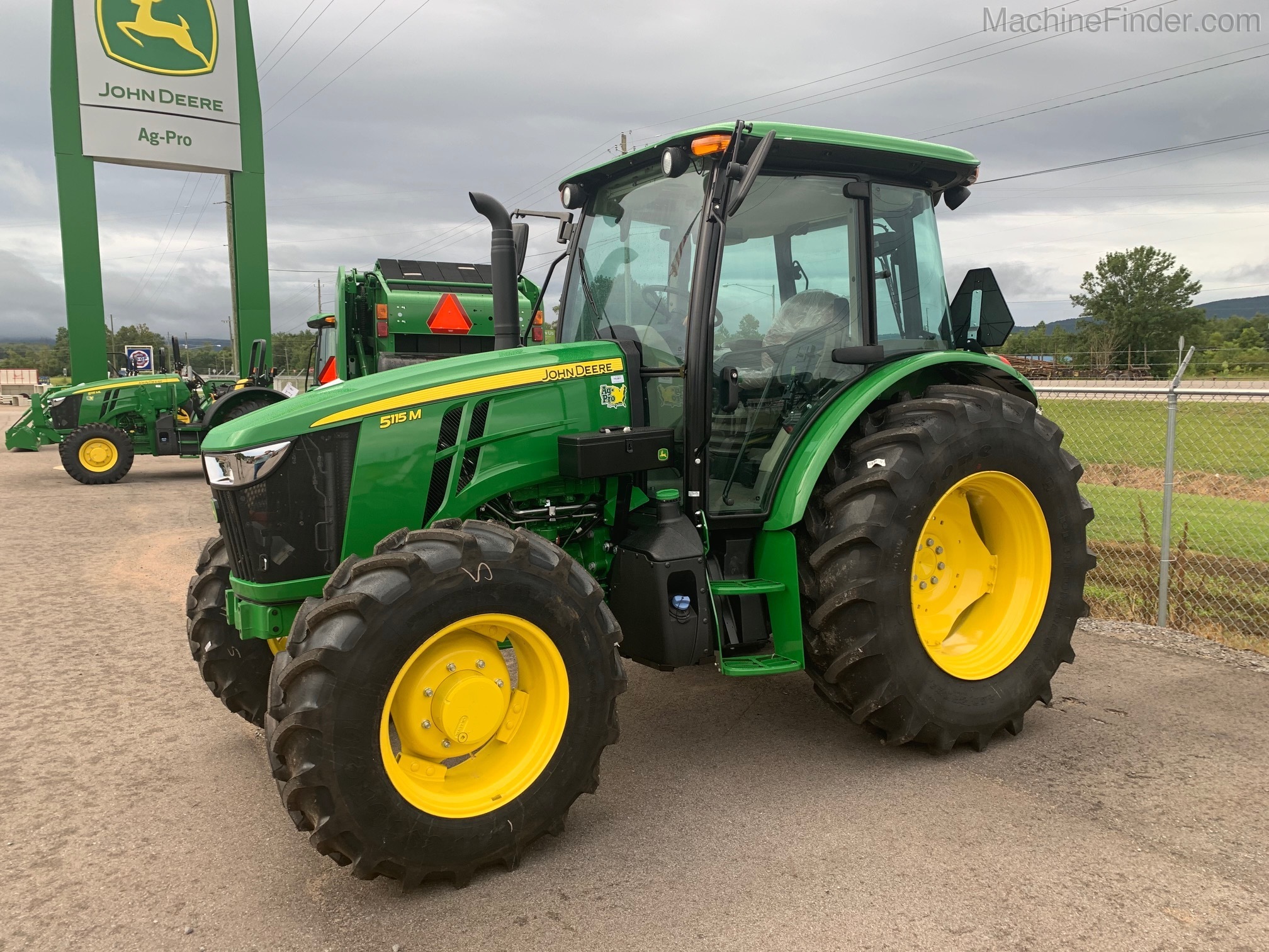 2020 John Deere 5115M Image 4