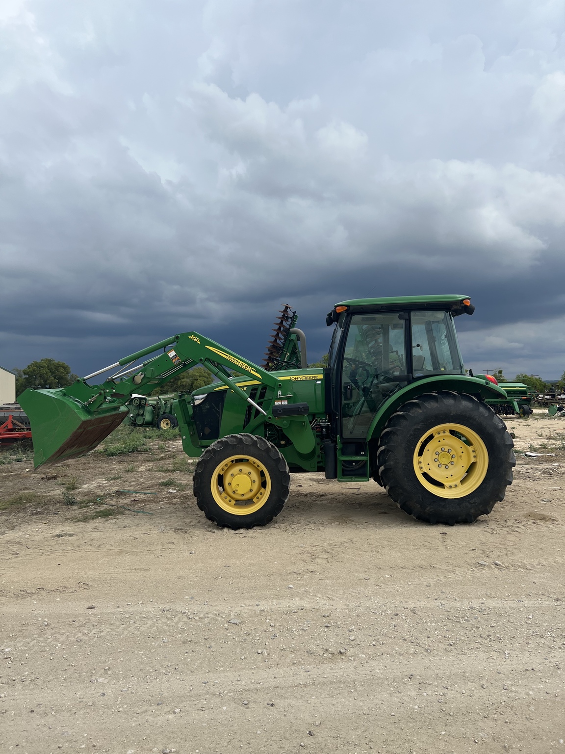 John Deere 5085E Image 1