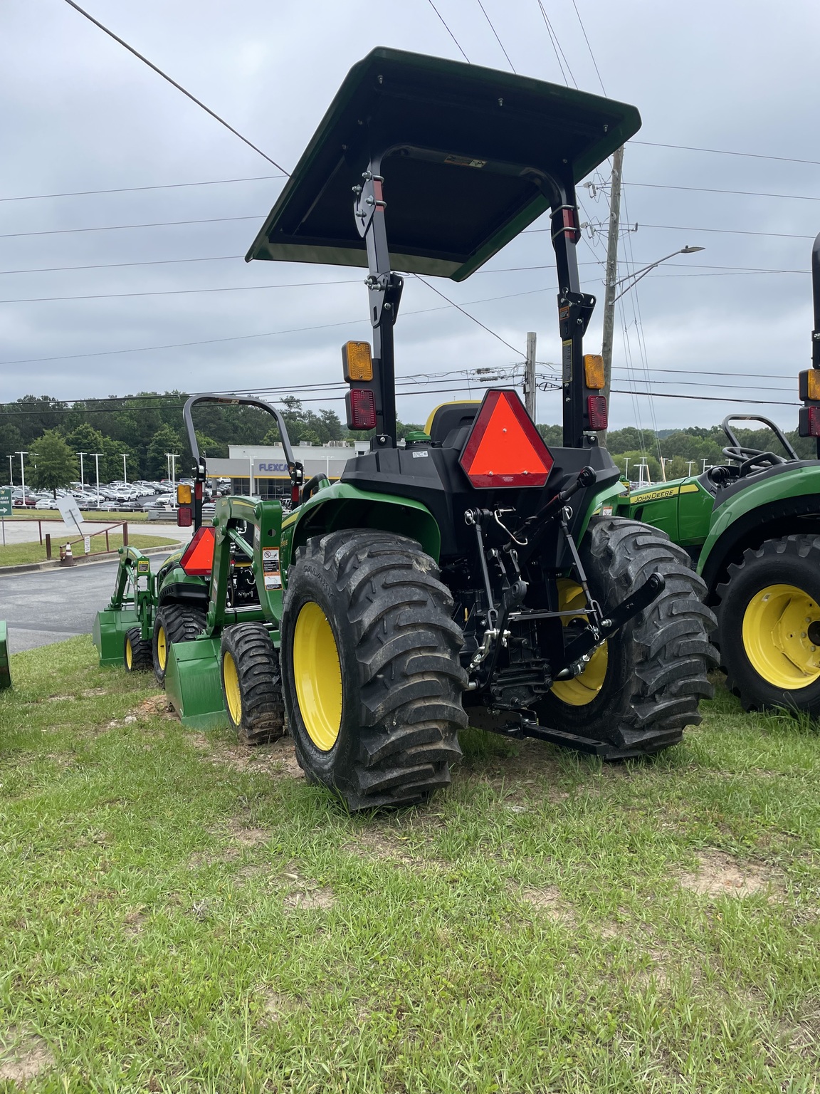 2023 John Deere 3038E Image 3