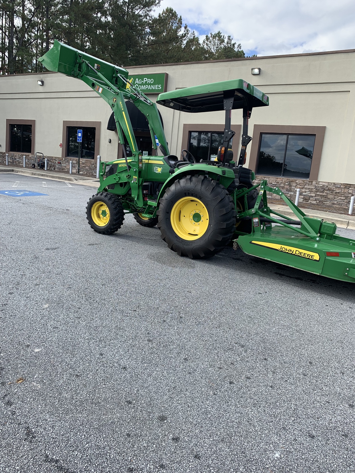 2020 John Deere 4052R Image 4
