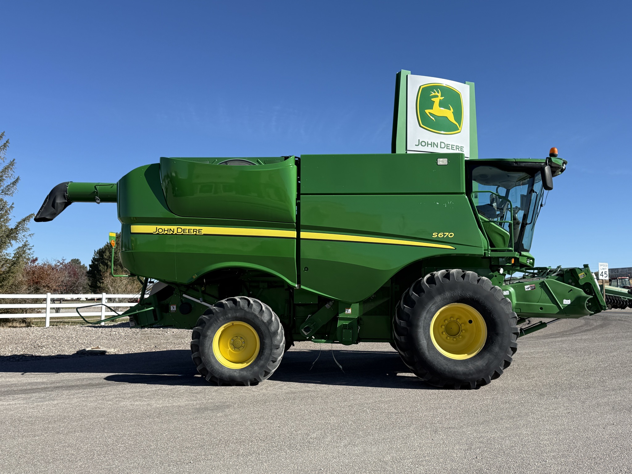 2013 John Deere S670 Image 6