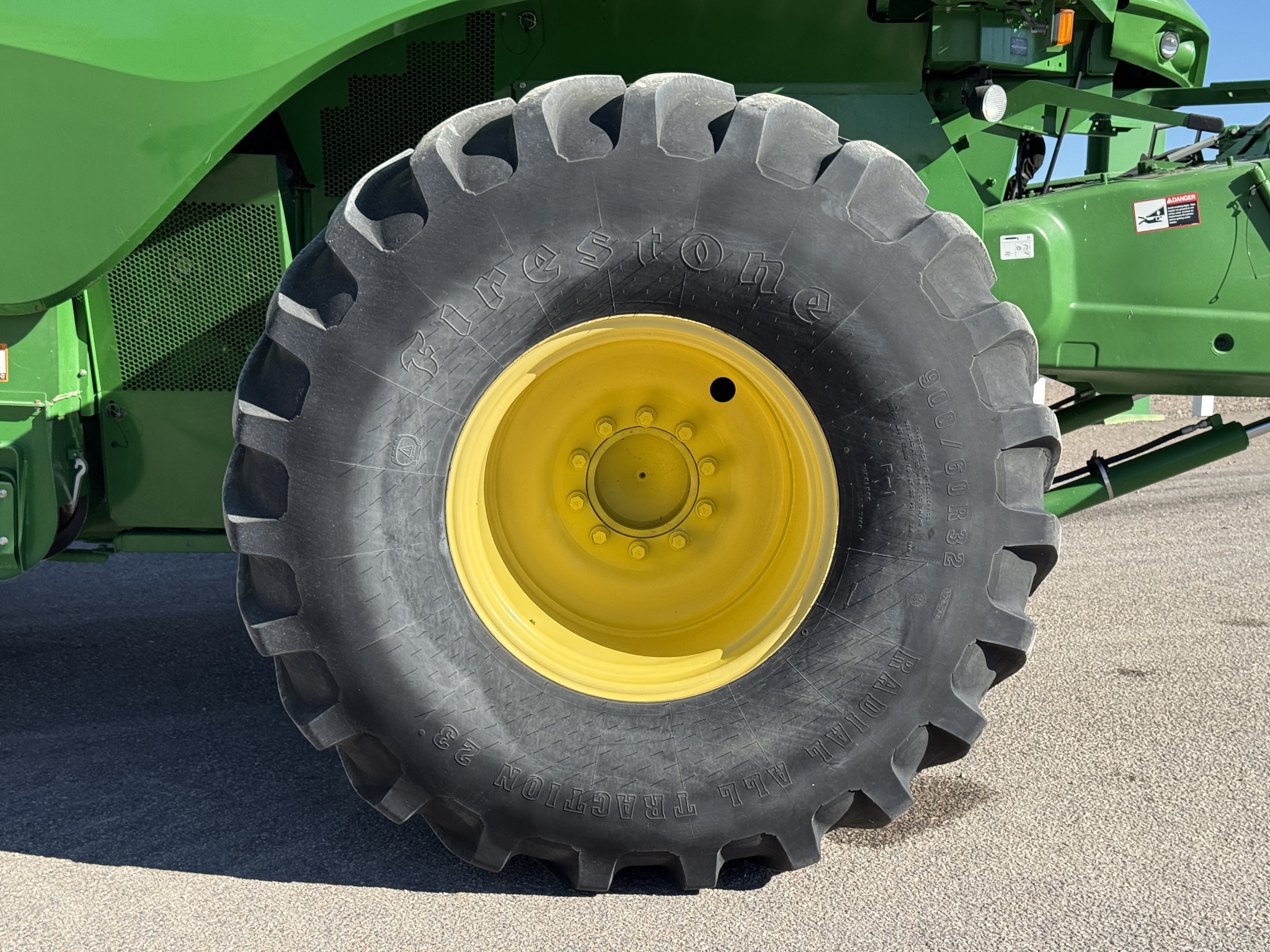 2013 John Deere S670 Image 29