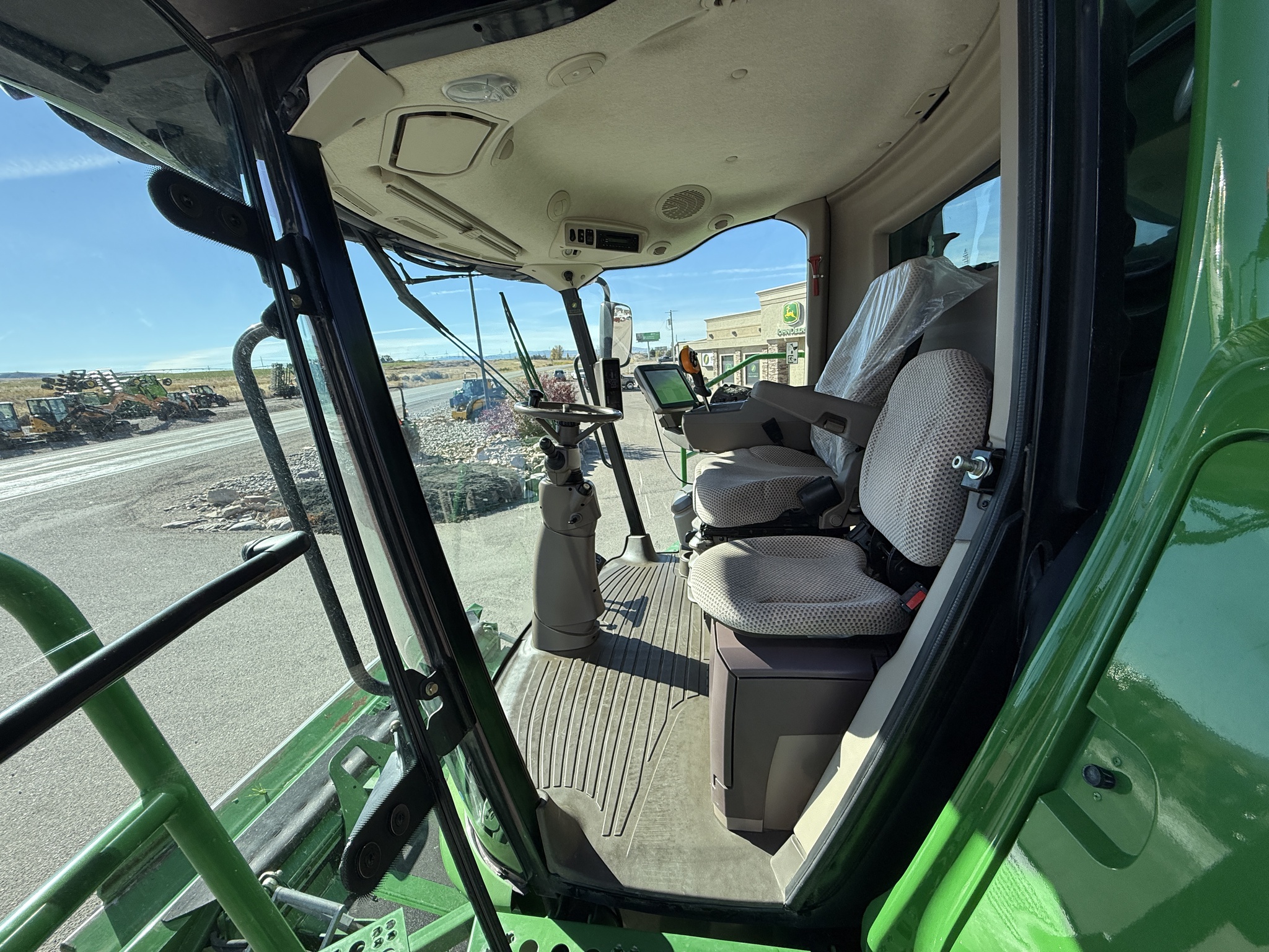 2013 John Deere S670 Image 9