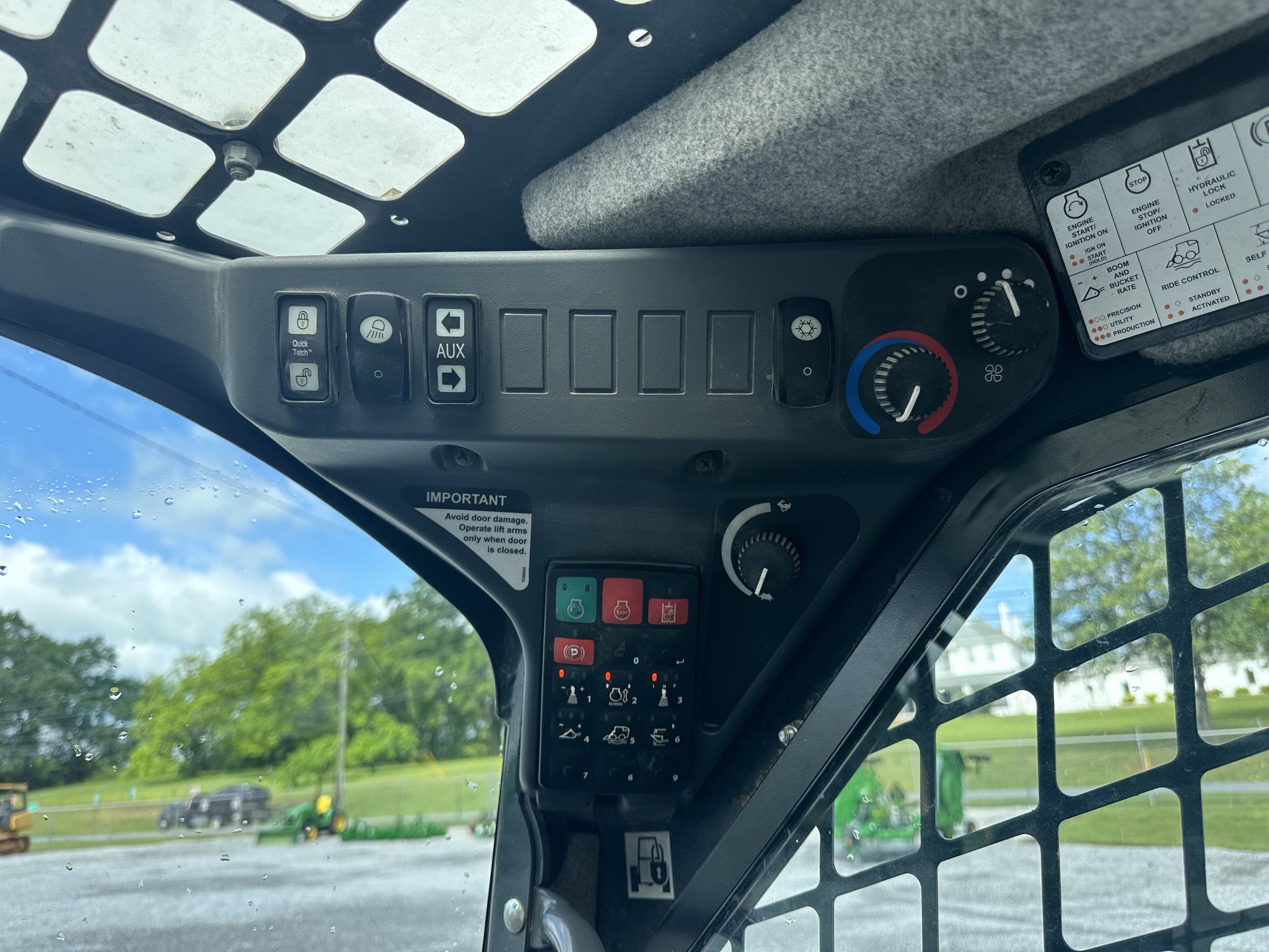 2022 John Deere 324G Image 9