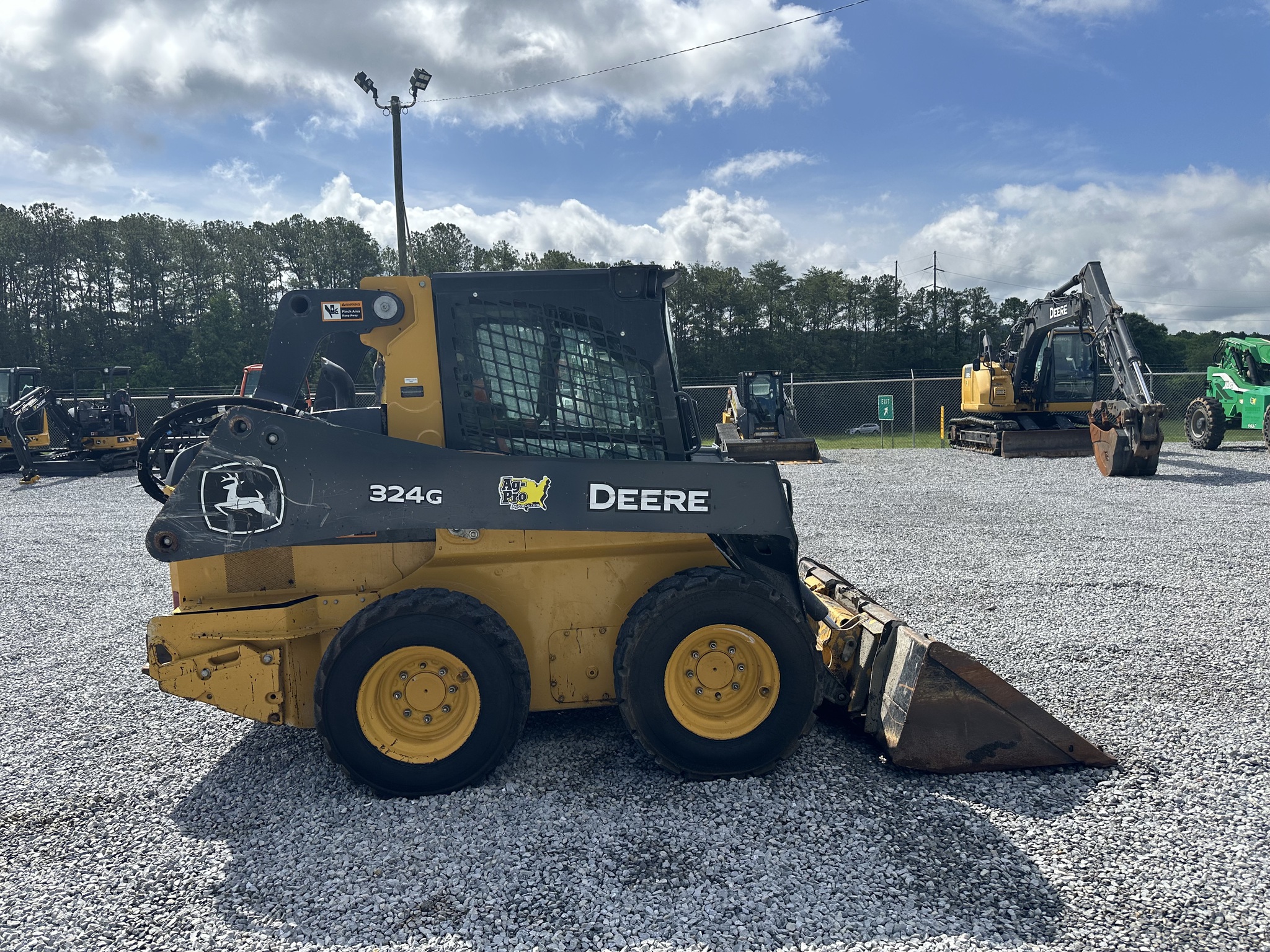 2022 John Deere 324G Image 8