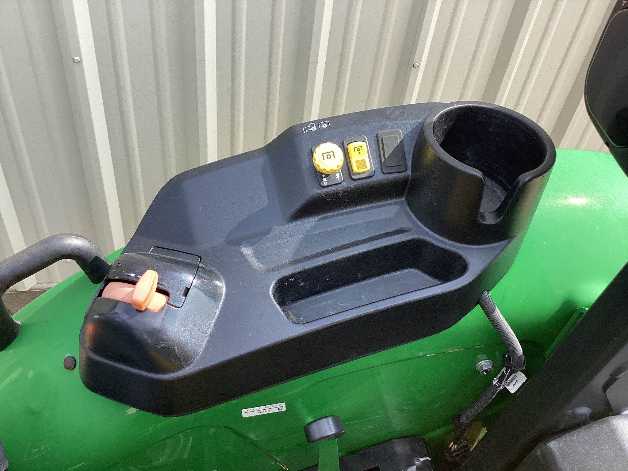 2022 John Deere 5075E Image 8