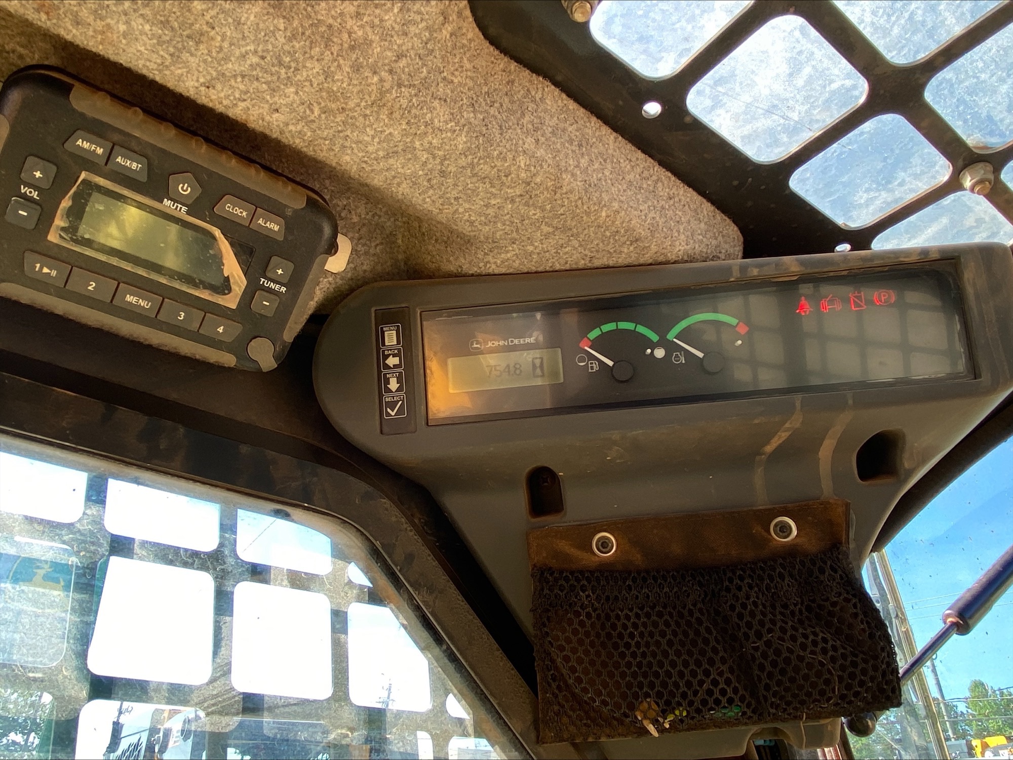 2022 John Deere 317G Image 7