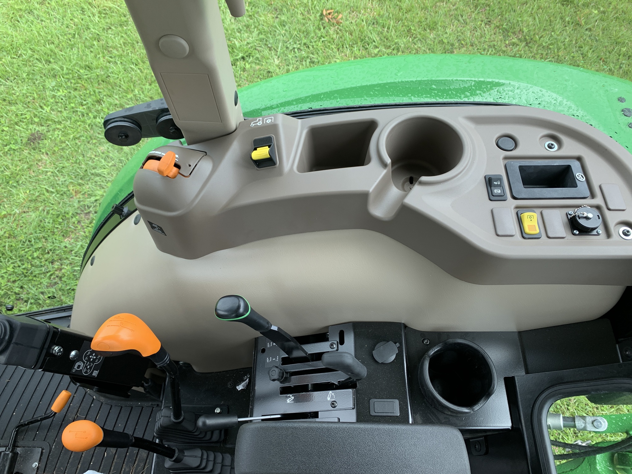 2024 John Deere 5075E Image 6