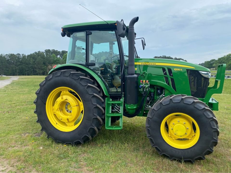 2022 John Deere 6135E Image 3