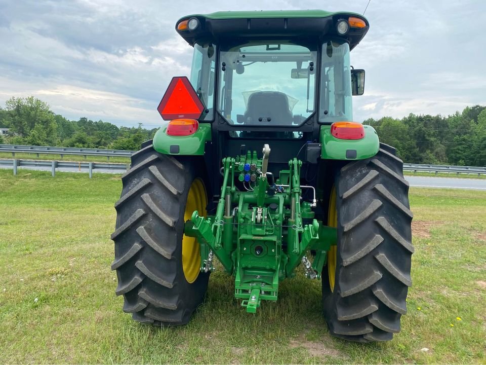 2022 John Deere 6135E Image 4