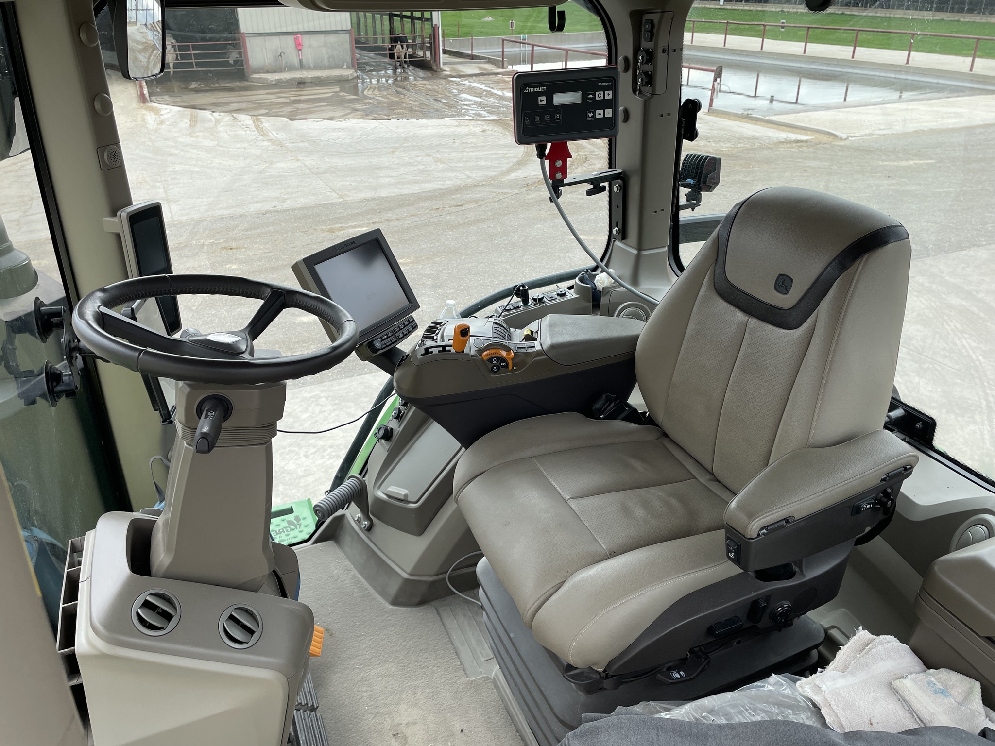2023 John Deere 8R 230 Image 8
