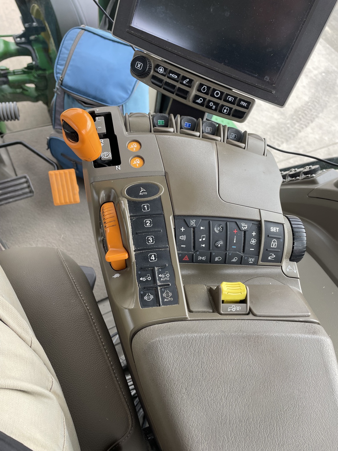 2023 John Deere 8R 230 Image 6
