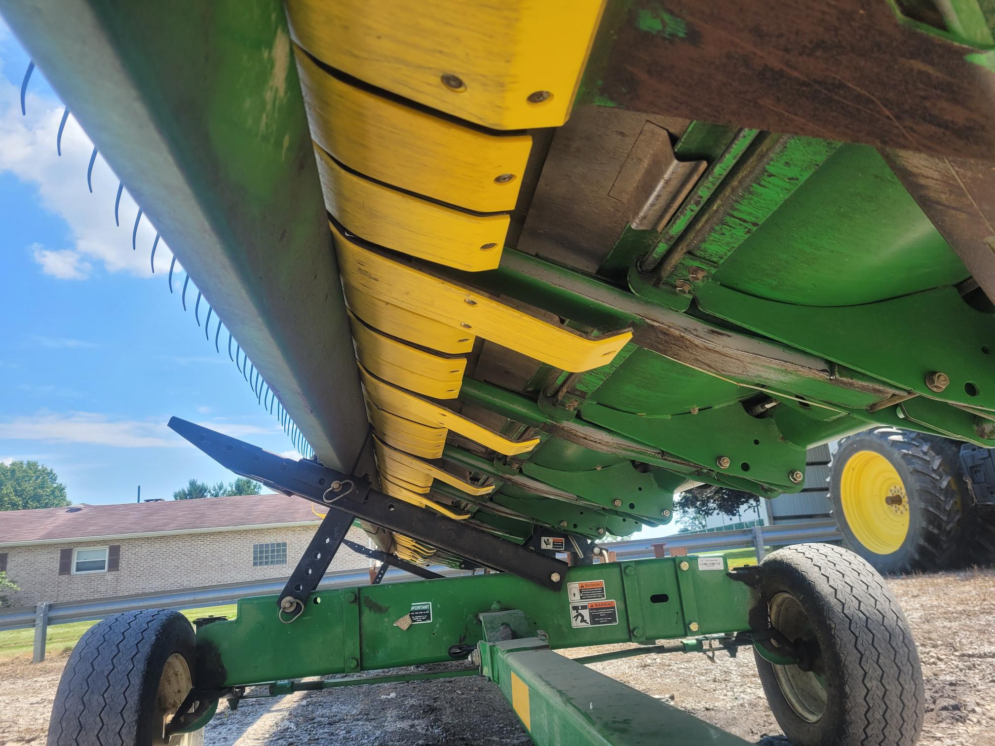 2010 John Deere 635F Image 12
