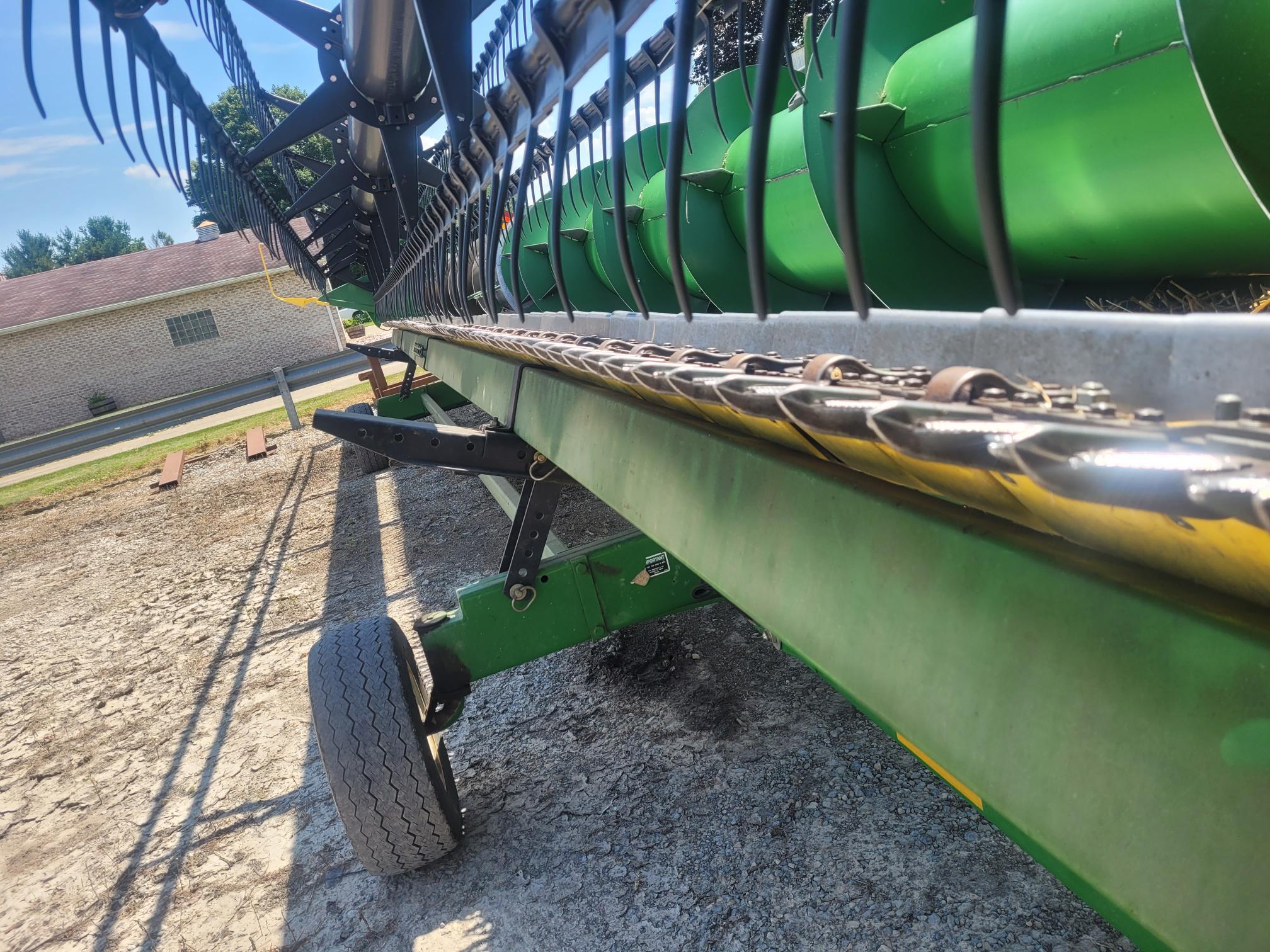 2010 John Deere 635F Image 13