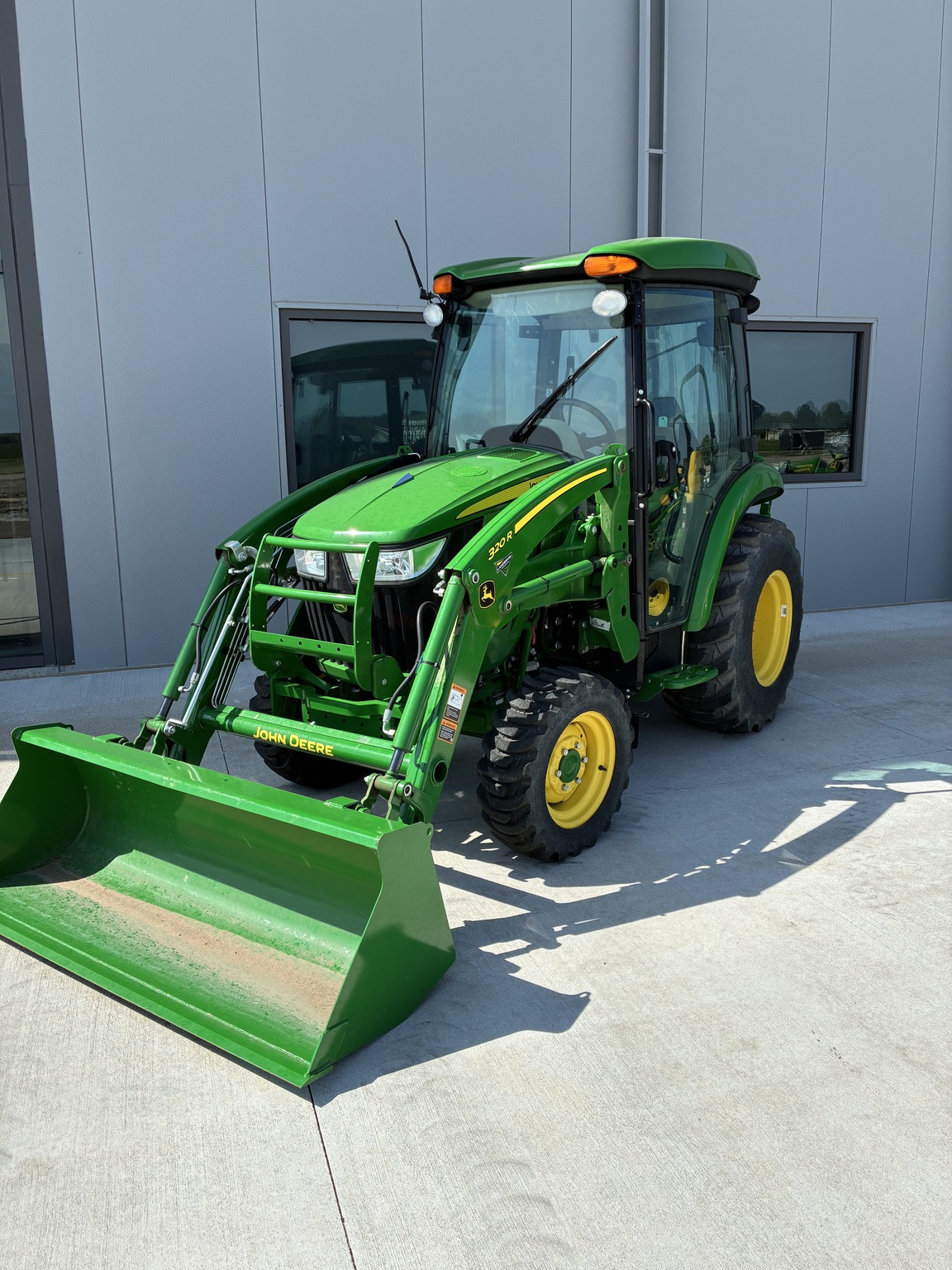 2022 John Deere 3039R Image 2