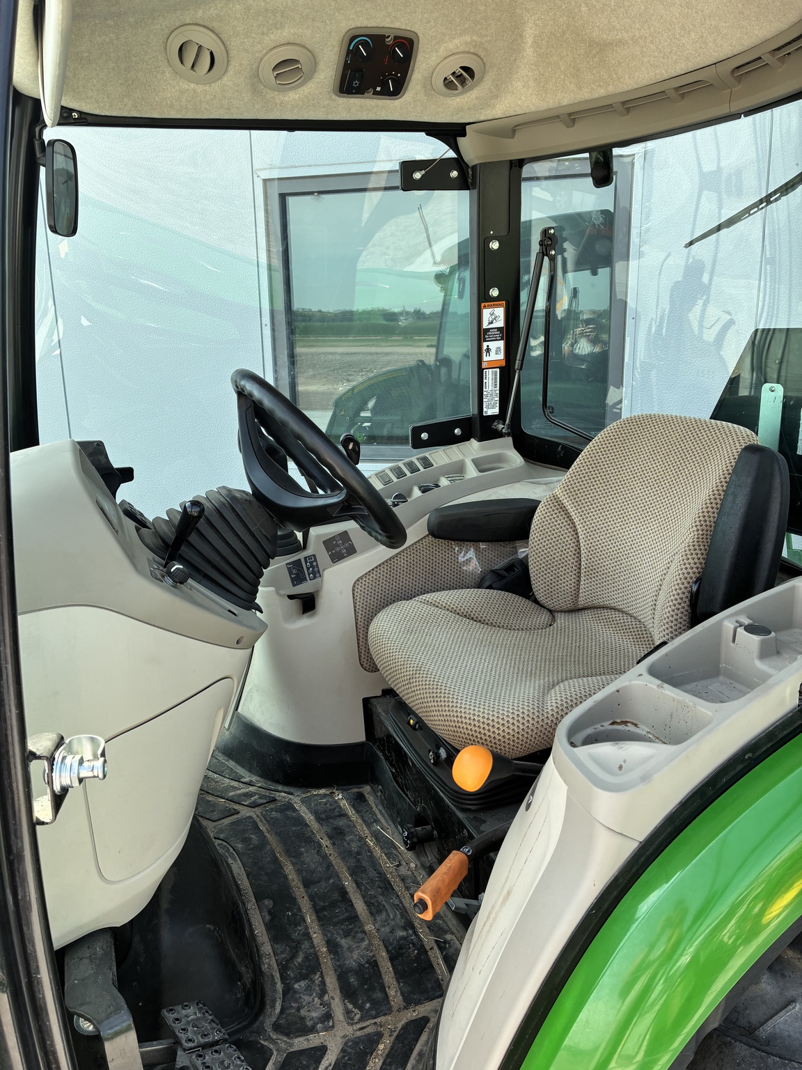 2022 John Deere 3039R Image 11