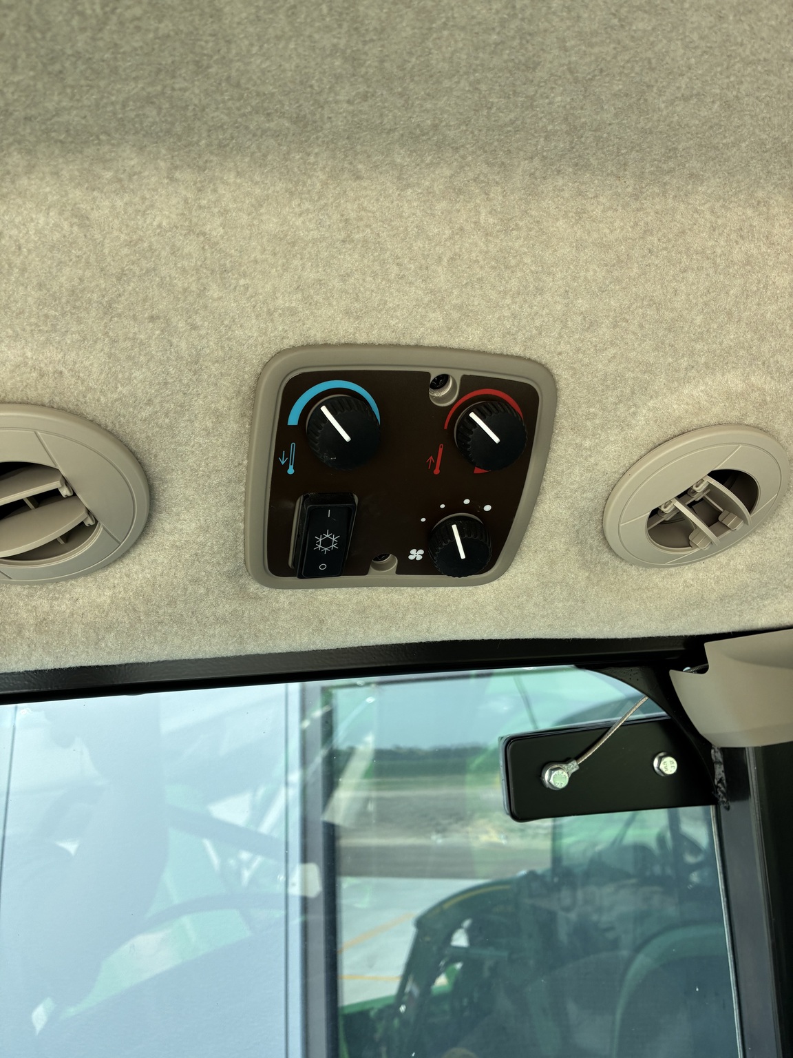 2022 John Deere 3039R Image 13