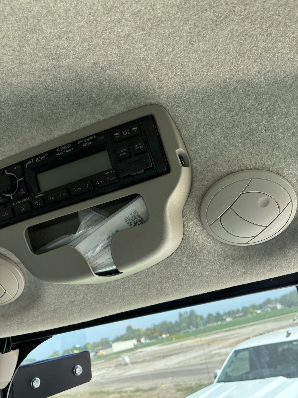 2022 John Deere 3039R Image 14