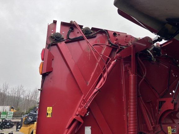 2017 New Holland Rollbelt 560