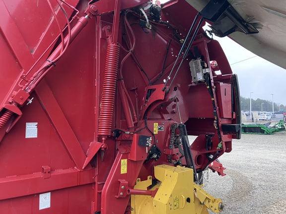 2017 New Holland Rollbelt 560