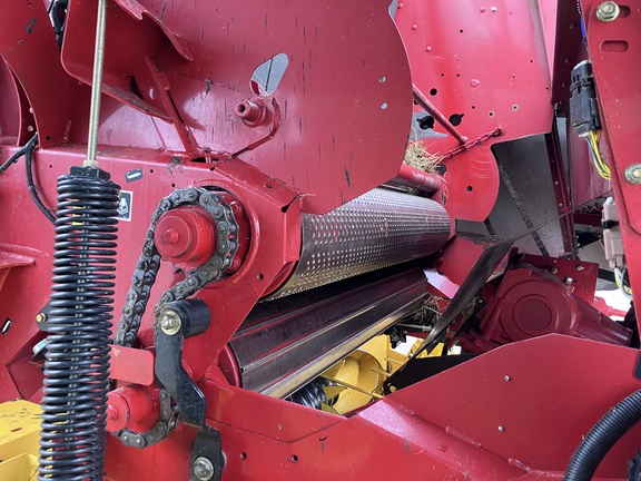 2017 New Holland Rollbelt 560