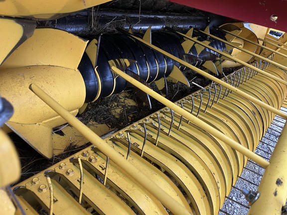 2017 New Holland Rollbelt 560