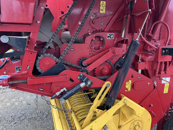 2017 New Holland Rollbelt 560