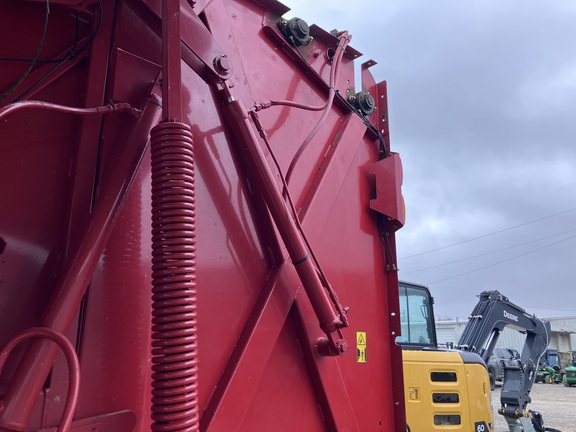 2017 New Holland Rollbelt 560