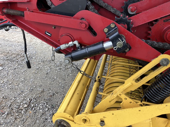 2017 New Holland Rollbelt 560