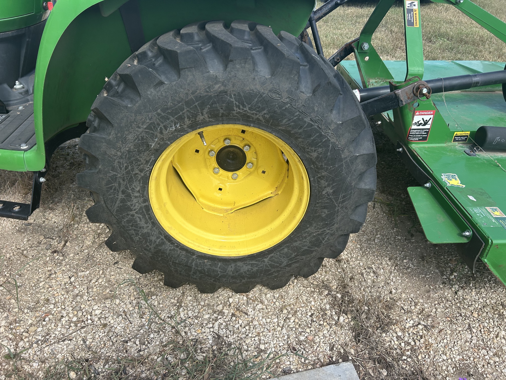 2018 John Deere 3038E Image 9